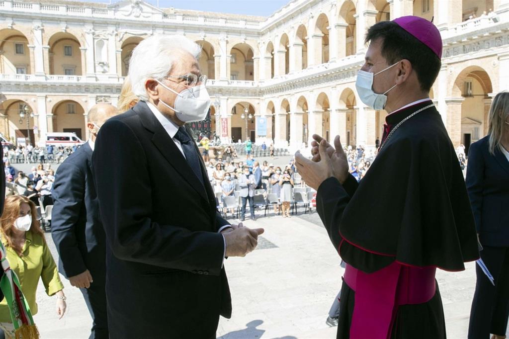Mattarella con l'arcivescovo Dal Cin