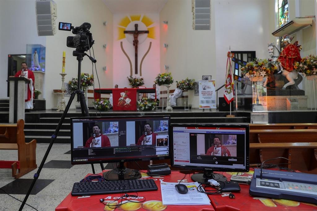 Messa trasmessa online dalla chiesa di Sao Jorge a Rio de Janeiro, lo scorso 23 Aprile