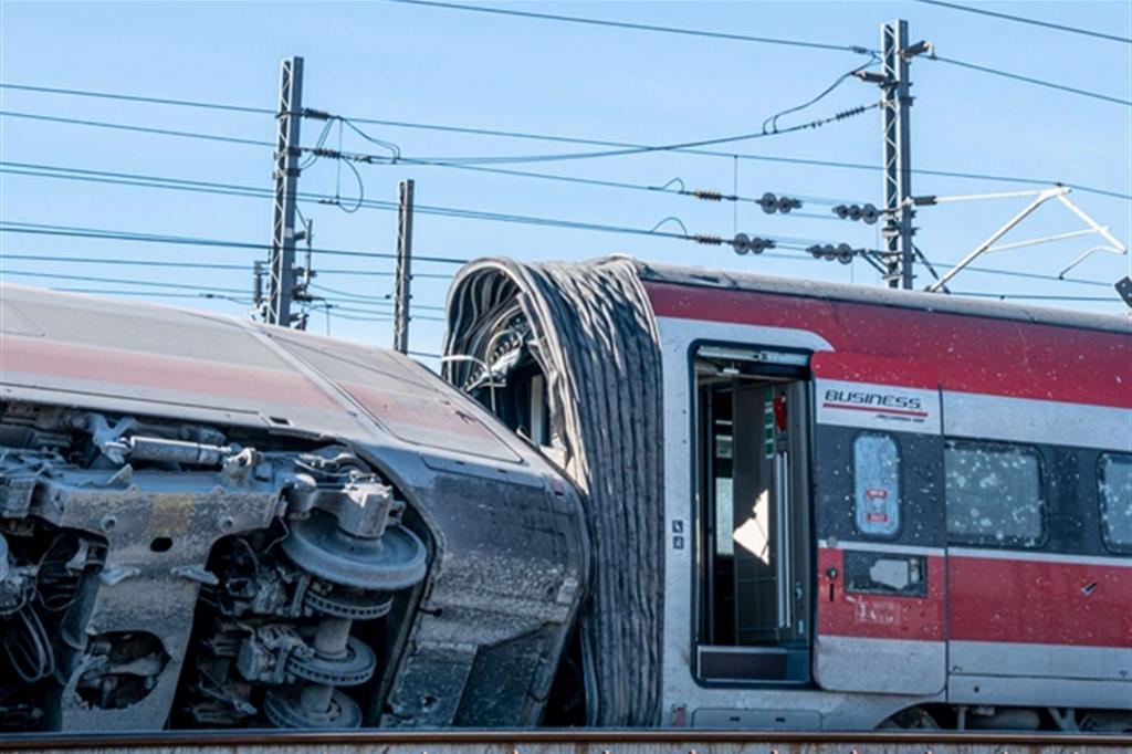 Deraglia treno dell'Alta Velocità a Lodi, due morti. (Guarda i video)