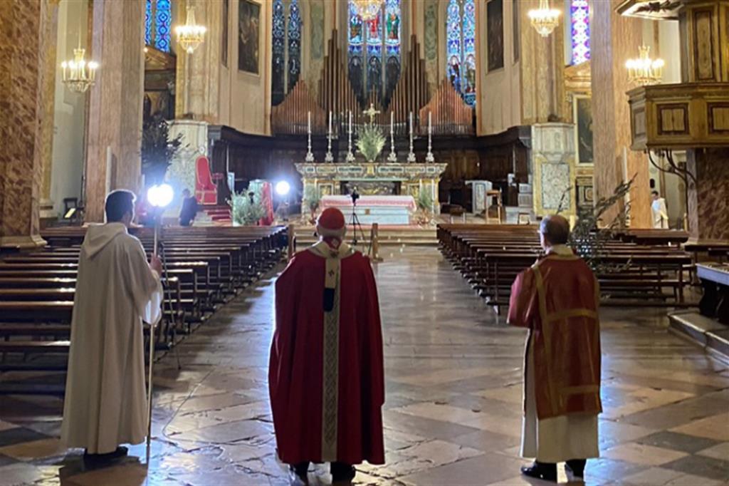 Il cardinale Bassetti celebra la Domenica delle Palme nella Cattedrale di Perugia deserta