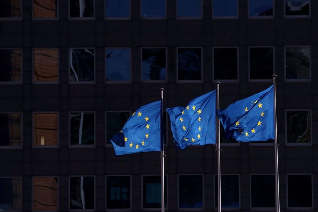Bandiere europee davanti alla sede della Commissione