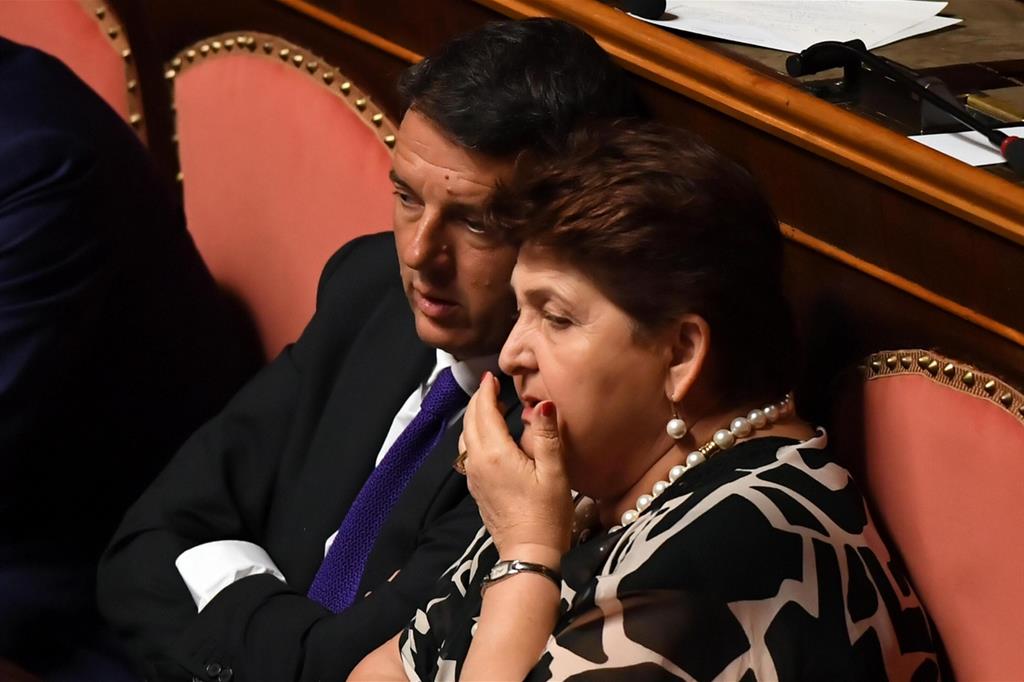 Il leader di Iv Renzi e la ministra Bellanova in Senato