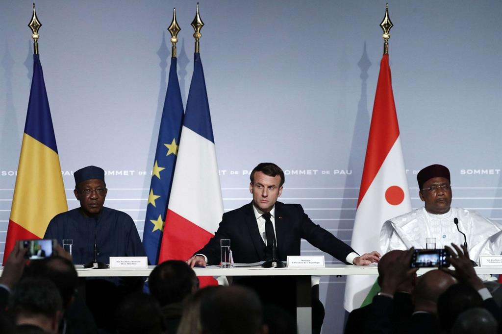 Il presidente francese Emmanuel Macron con il presidente nigerino Mahamadou Issoufou and il presidente del Ciad Idriss Deby