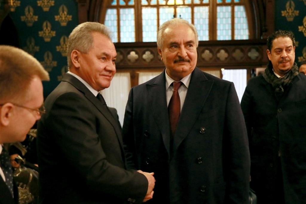 Il maresciallo generale Khalifa Haftar, al centro, stringe la mano a Mosca al ministro della Difesa russo Sergeij Shoigu