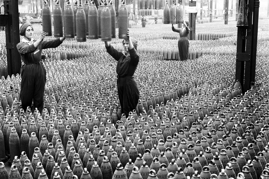 Operaie riempiono esplosivi nella fabbrica governativa di Chilwell nel 1917