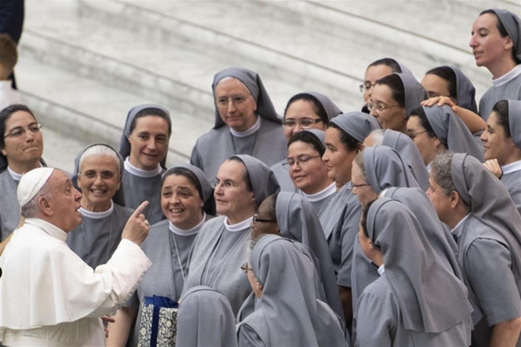 Papa Francesco con un gruppo di suore durante l'udienza del mercoledì in Aula Paolo VI il 7 agosto 2019