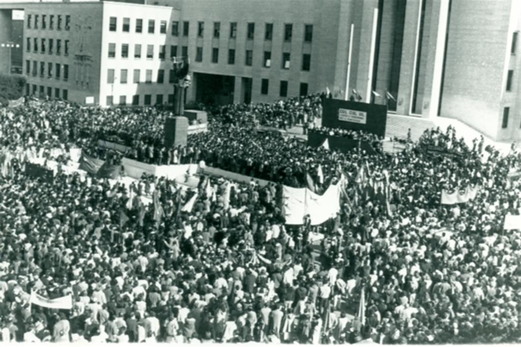 Roma, 14 febbraio 1980, il feretro del  prof. Vittorio Bachelet avvolto nel tricolore esce dalla chiesa di San Roberto Bellarmino dove si sono svolte le esequie