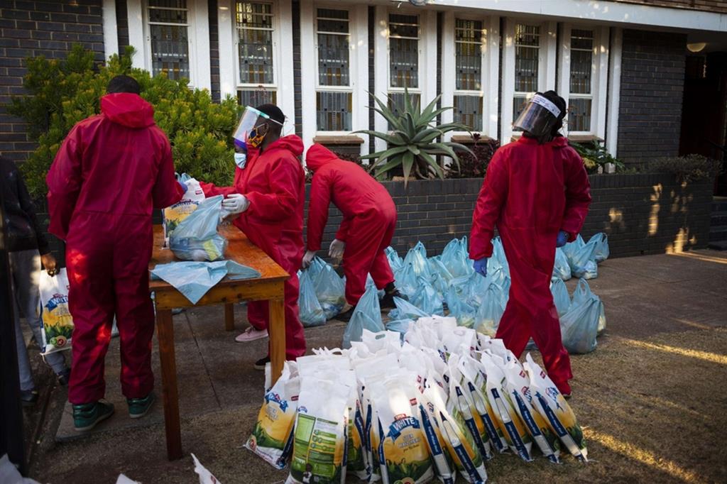 Volontari preparano sacchetti con gli aiuti per le fasce più deboli della popolazione a Melville (Johannesburg) in Sudafrica
