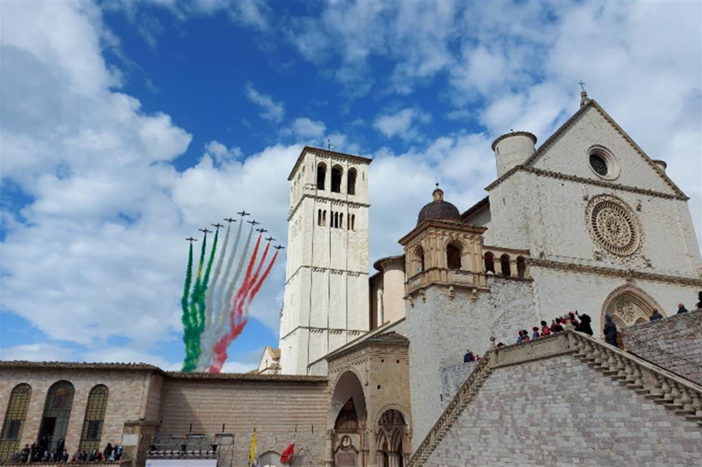 Le frecce tricolori sorvolano la Basilica di San Francesco
