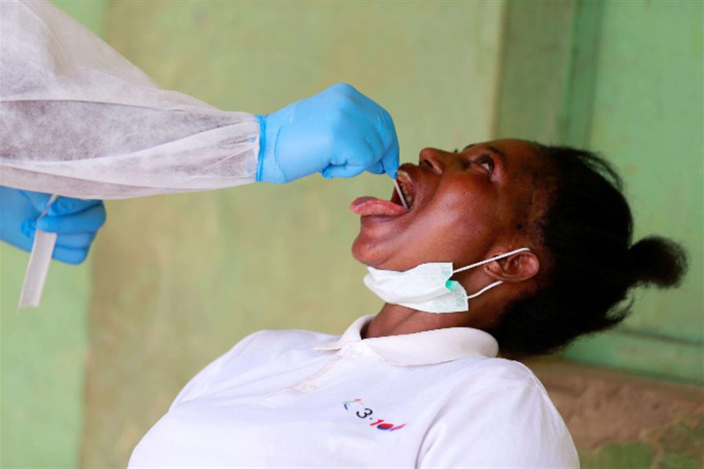 Una donna fa il tampone per il coronavirus ad Abuja, in Nigeria