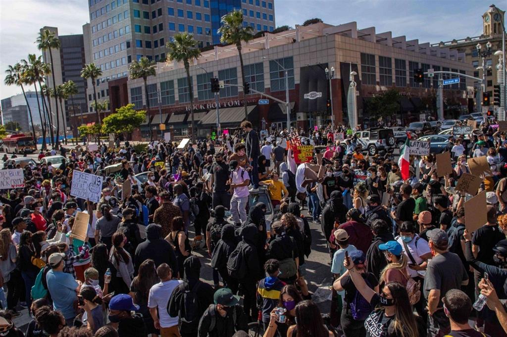 Una marcia di protesta a Long Beach