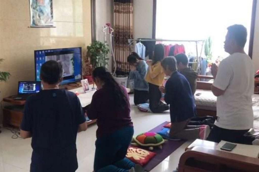 Cattolici cinesi in preghiera durante una Messa celebrata dal Papa a Santa Marta