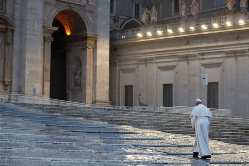 Papa Francesco durante la preghiera contro la pandemia, il 29 marzo