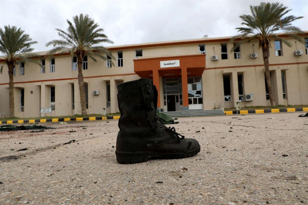 Scarpone nel piazzale dell'Accademia militare di Tripoli bombardata dai missili due notti fa: almeno 30 le vittime dell'attacco che Haftar nega di aver compiuto