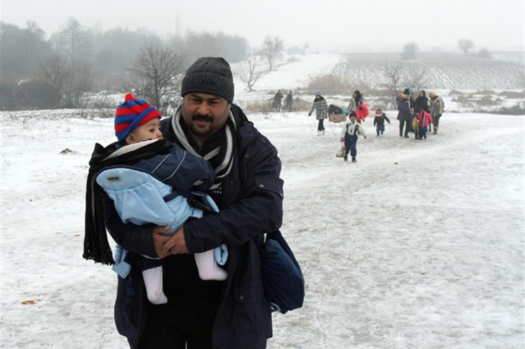Migranti al freddo e nella neve, lungo la rotta balcanica, tra la Serbia e la Macedonia. I campi, specie d’inverno, sono invivibili e aumentano anche i casi di violenza