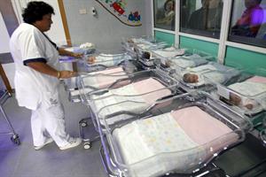 Solo 67 neonati ogni 100 decessi. Mattarella: denatalità indebolisce l'Italia 
