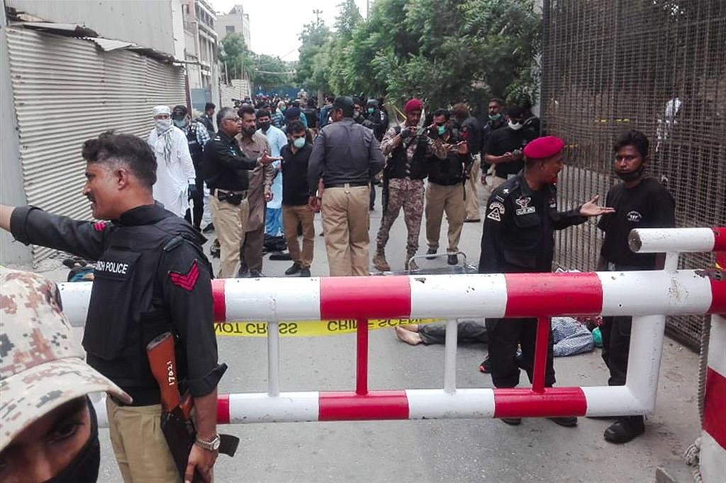 La polizia all'ingresso della Borsa di Karachi
