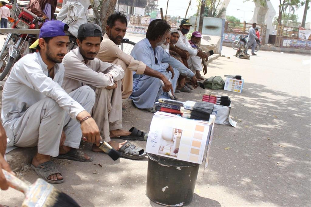 Lavoratori a giornata aspettano che qualcuno li faccia lavorare a Hyderabad, in Pakistan