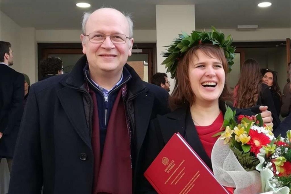Elena Borghi con il papà Giuseppe, primo medico morto durante l’epidemia, nel giorno della laurea