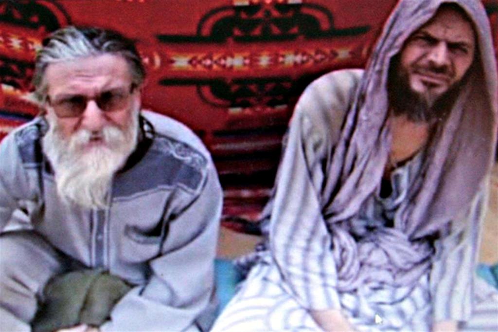 Un fermo immagine del video diffuso nei giorni scorsi con padre Maccalli e Nicola Chiacchio