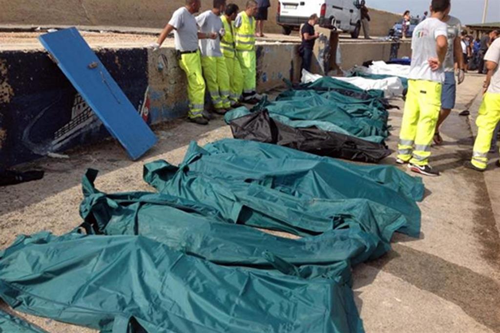 I corpi di alcune delle vittime del naufragio di un barcone a Lampedusa, 3 ottobre 2013