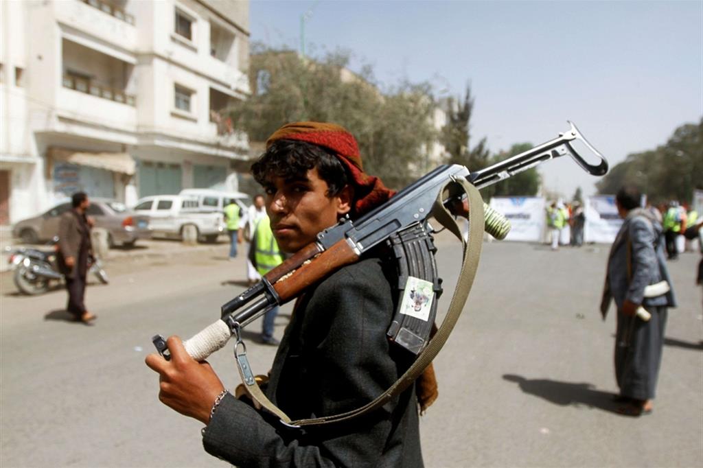 Un miliziano Houthi nei dintorni di Sanaa, la capitale yemenita