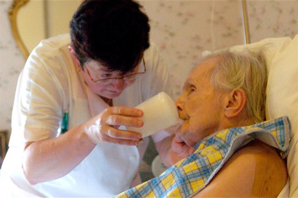 Operatore sanitario assiste anziano