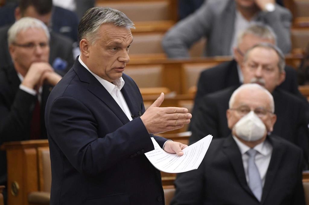 Il primo ministro ungherese Viktor Orbán durante il dibattito in Parlamento