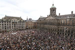 Amsterdam in piazza per Floyd: ora è allarme contagio Covid