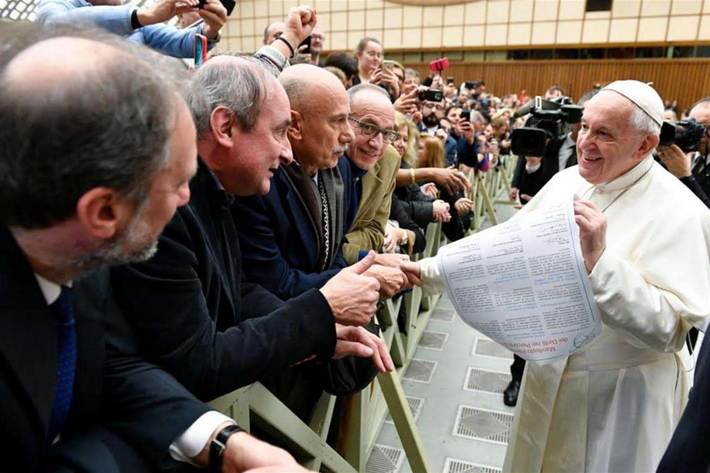I presenti all'udienza salutano il Papa