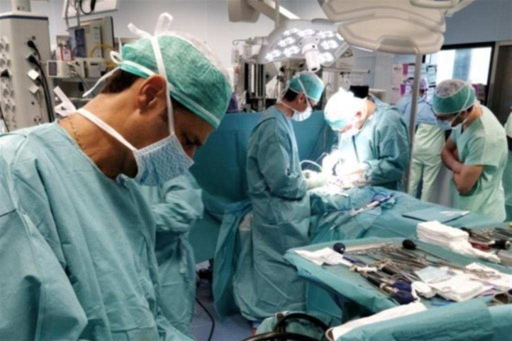 L'equipe medica durante l'operazione di trapianto