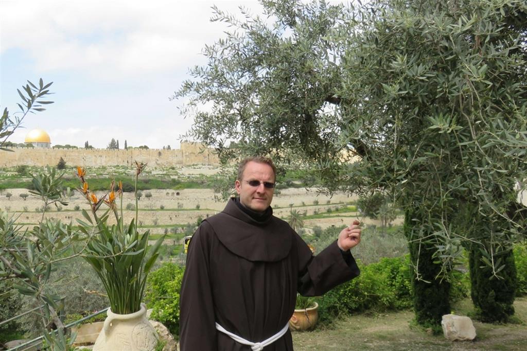 Il religioso, ex parà, da più di 10 anni vive in Terra Santa. «Con i semi delle olive snocciolate realizziamo dei Rosari»