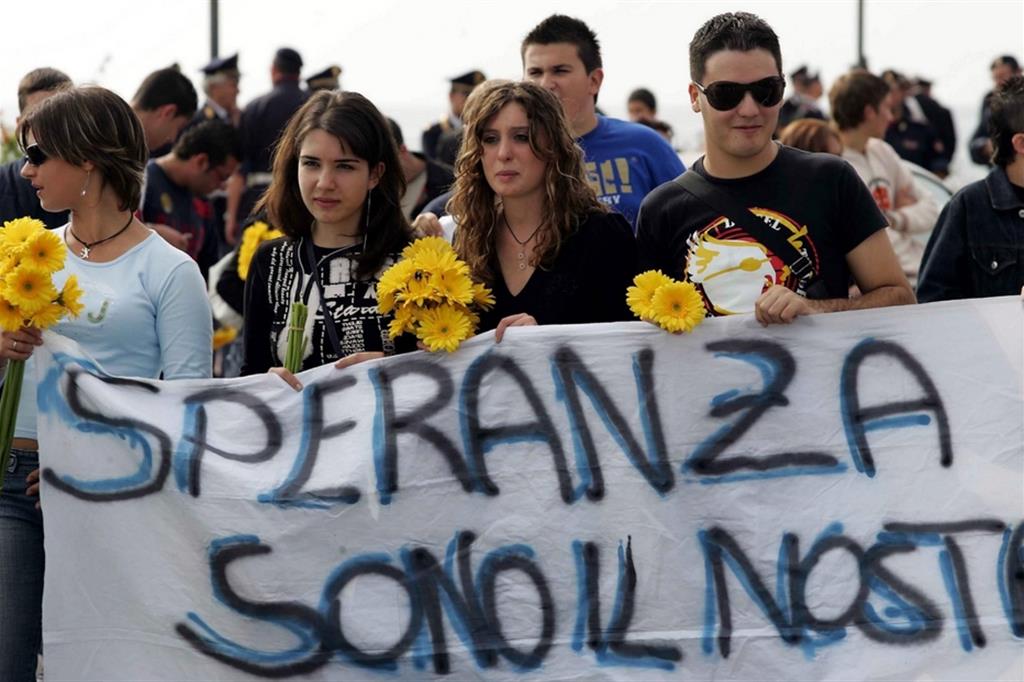 Una manifestazione contro la ’ndrangheta a Locri, negli anni scorsi. In prima fila, a reclamare un territorio finalmente libero dai tentacoli delle cosche, ci sono gli studenti