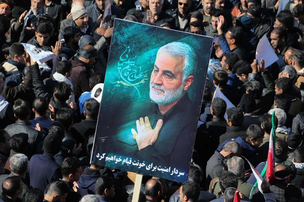 Folla al corteo per la sepoltura di Soleimani a Kerman, sua città natale