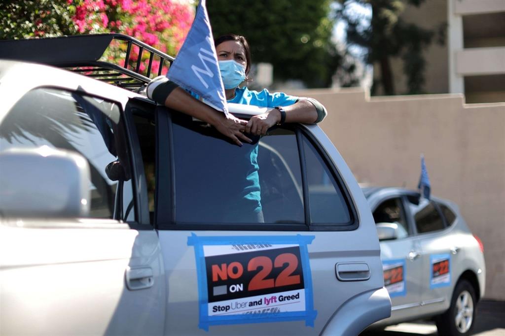 Un taxista della California protesta contro la Proposition 22, che però è stata approvata nel referendum