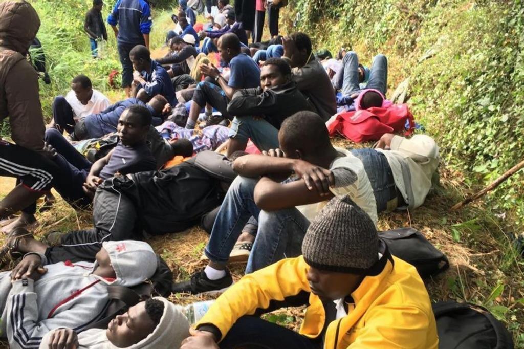 Una foto di archivio: migranti al confine tra Italia e Francia