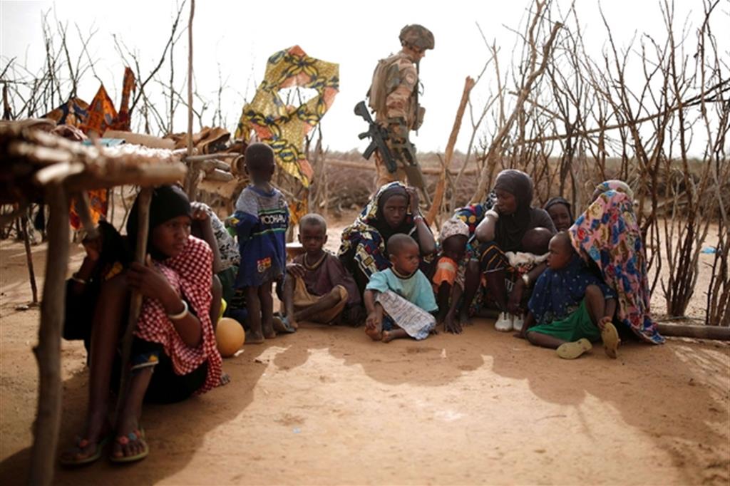 Truppe maliane a caccia di terroristi in un villaggio dei Peuhl a Ndak