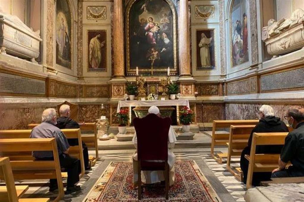 Papa Francesco prega sulla tomba di santa Monica