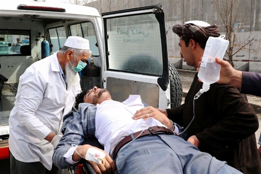 Uno dei feriti durante l'attacco a Kabul viene caricato sull'ambulanza