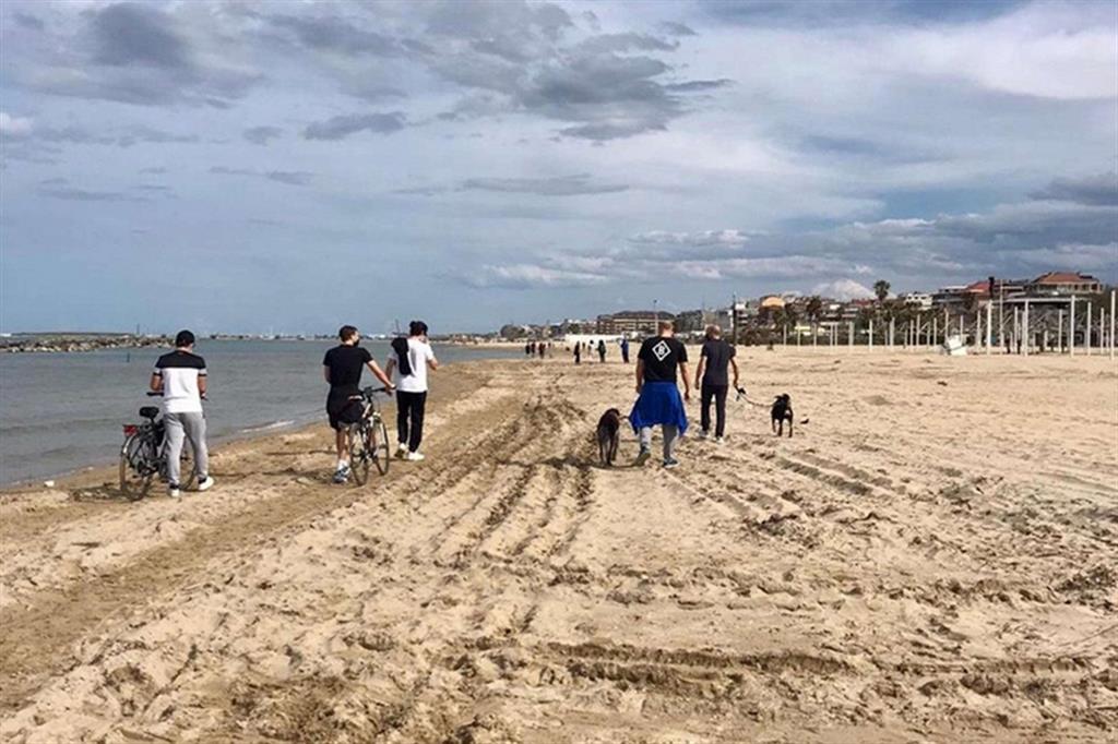 La spiaggia di Pescara piena di persone a passeggio nonostante il lockdown