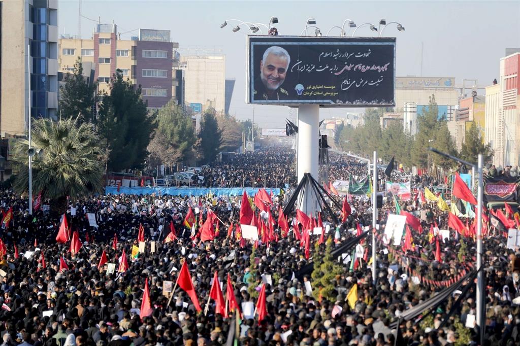 Folla alla cerimonia funebre del generale Soleimani, nella sua città natale Kerman in Iran