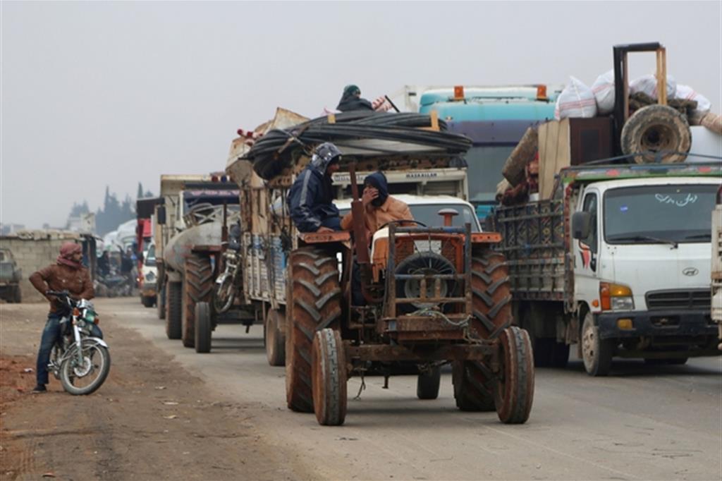 Un convoglio di profughi in fuga da Maarat al-Numan, nella regione di Idlib