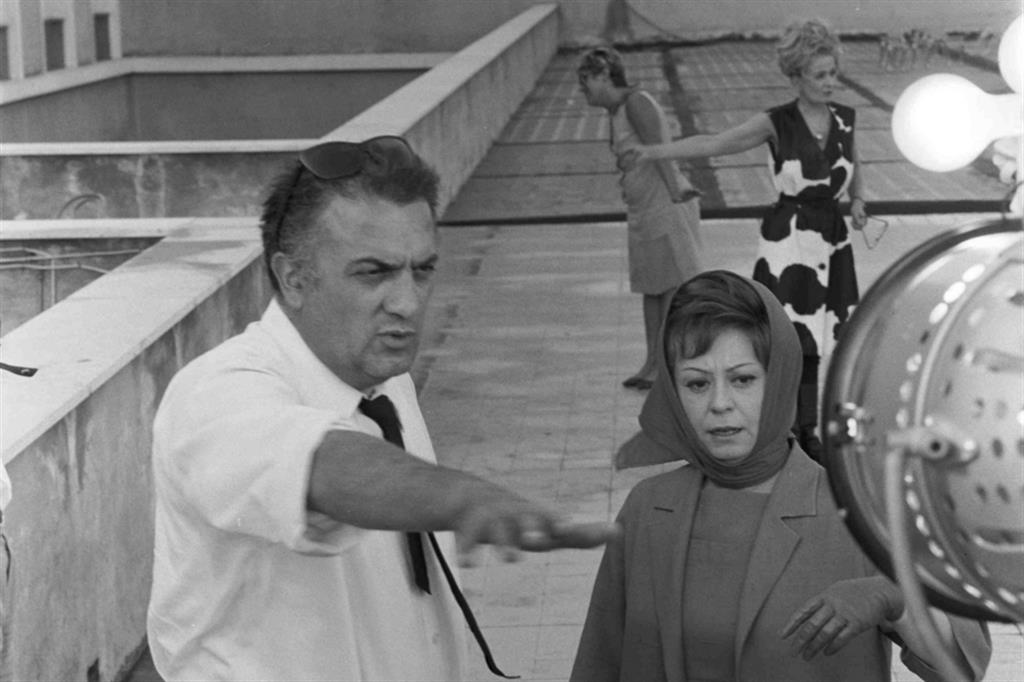 Federico Fellini con Giulietta Masina durante la lavorazione di un film