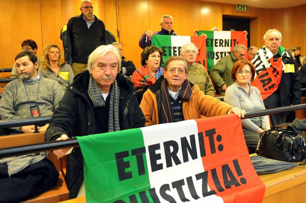 Un gruppo di ex operai degli stabilimenti della Eternit in tribunale a Torino