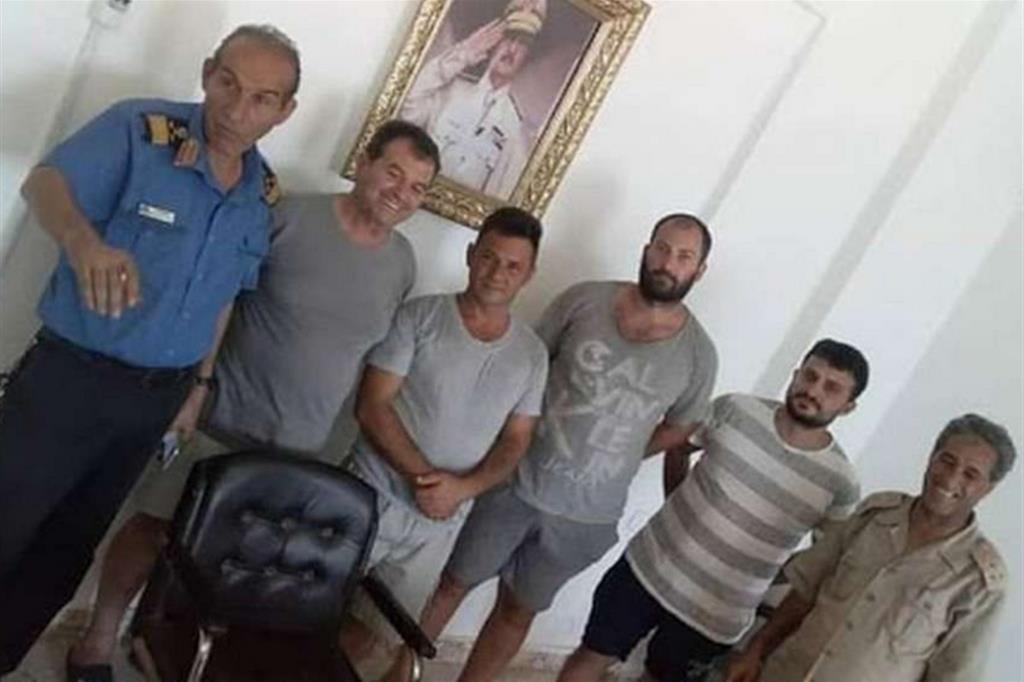 Alcuni pescatori di Mazara del Vallo sequestrati in Libia tra due ufficiali della Marina del generale Haftar, rappresentato nel quadro