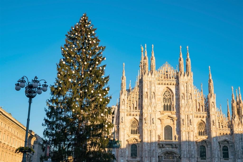 L'albero di Natale in piazza Duomo a Milano prima di essere acceso in una foto d'archvio