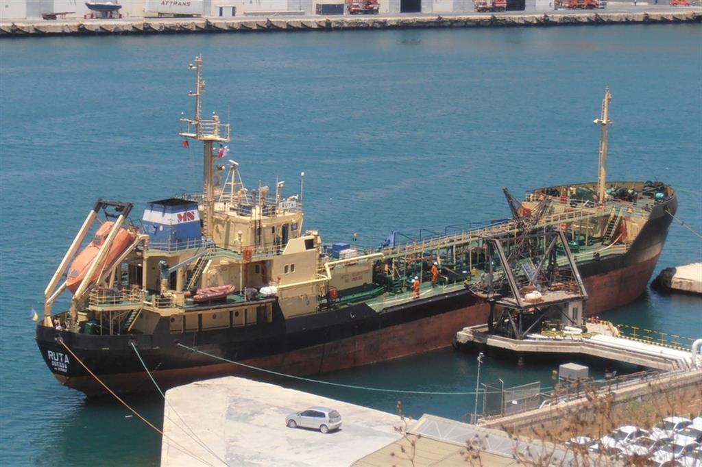Una delle imbarcazioni usate per il contrabbando di petrolio