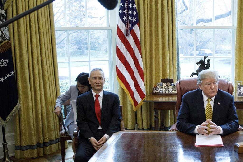 Il vicepremier cinese Liu He e il presidente americano Donald Trump alla Casa Bianca il 4 aprile 2019