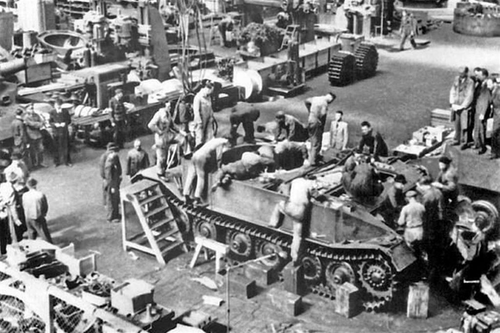 Lavoratori italiani in una fabbrica tedesca a sostenere lo sforzo bellico nazista