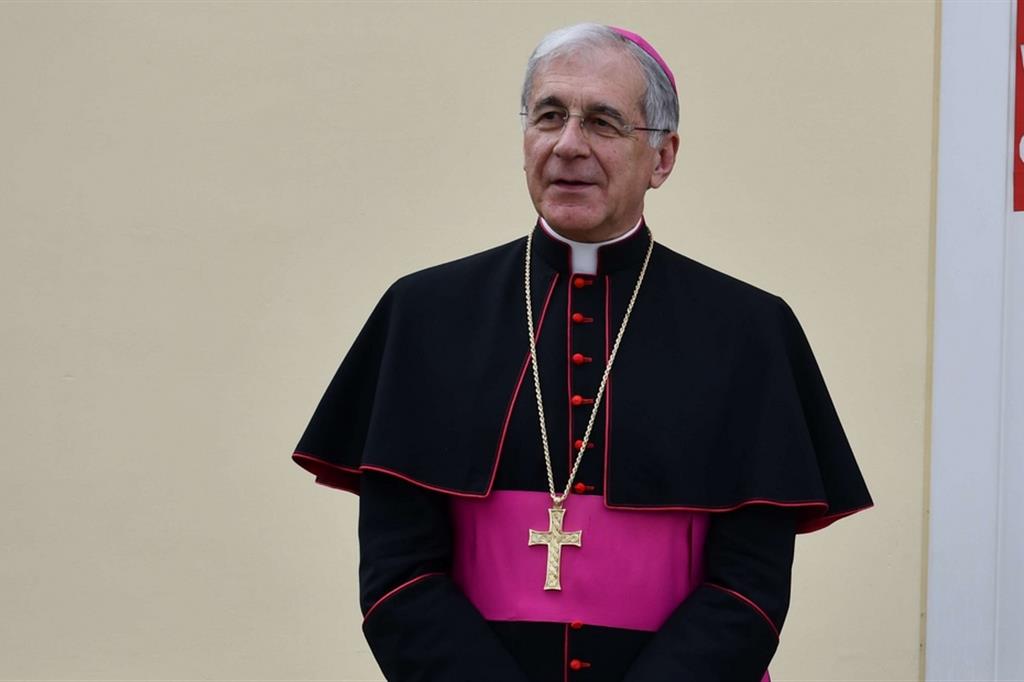 L'arcivescovo di Spoleto-Norcia, Renato Boccardo, che guida il Rosario per l'Italia trasmesso da Cascia